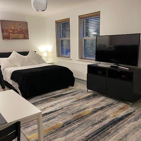 Appartamento Stunning Studio Flat - Free Parking - 3 Min From Sutton Station Esterno foto