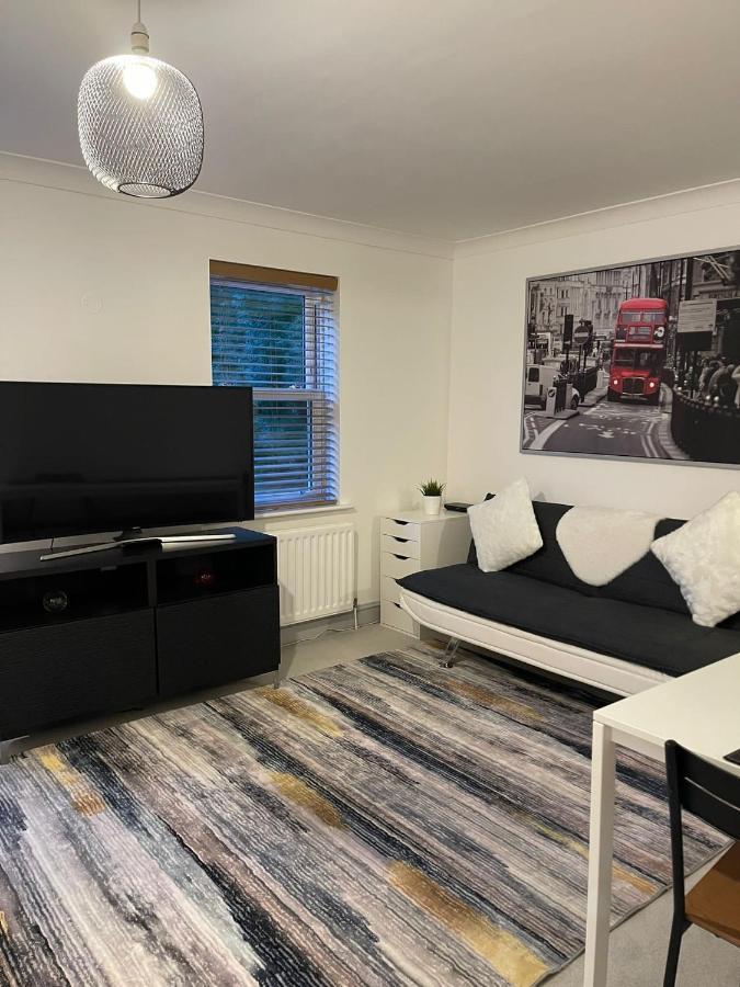 Appartamento Stunning Studio Flat - Free Parking - 3 Min From Sutton Station Esterno foto