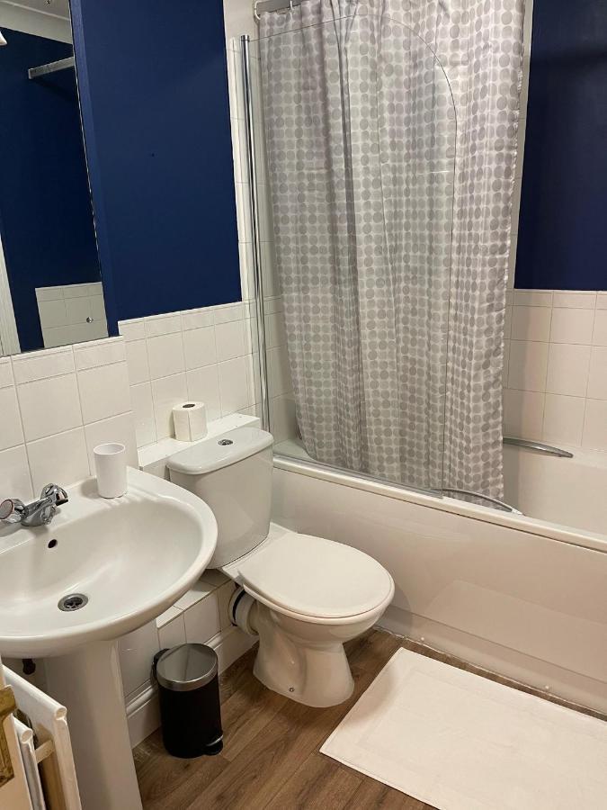 Appartamento Stunning Studio Flat - Free Parking - 3 Min From Sutton Station Esterno foto