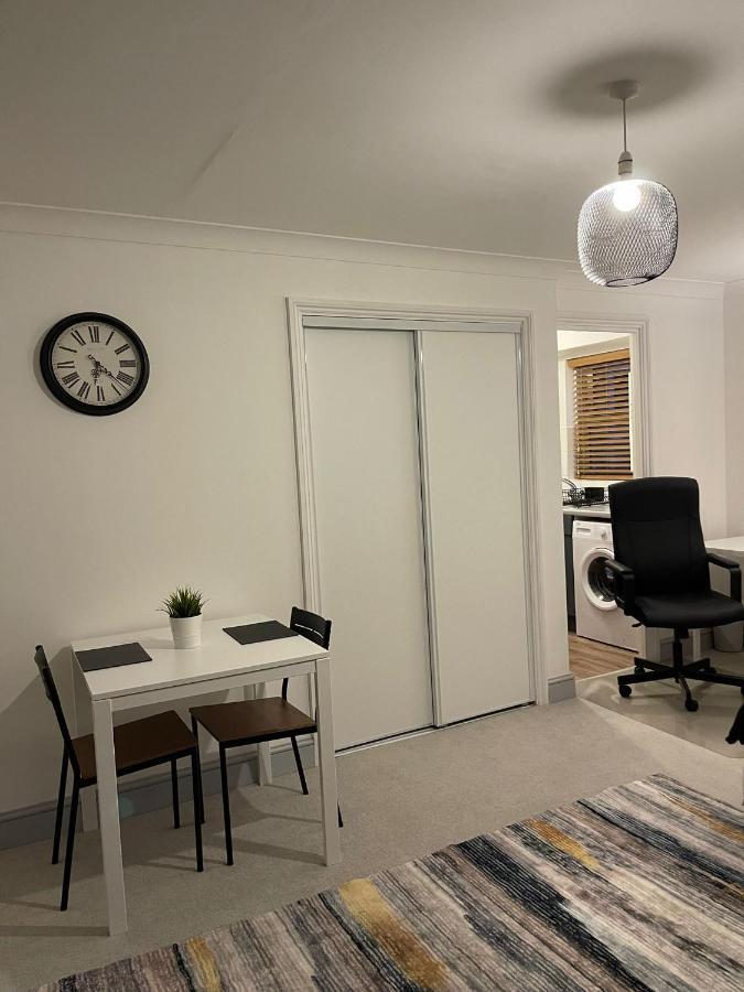 Appartamento Stunning Studio Flat - Free Parking - 3 Min From Sutton Station Esterno foto