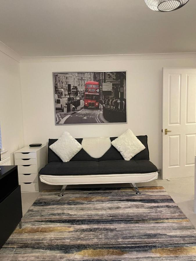 Appartamento Stunning Studio Flat - Free Parking - 3 Min From Sutton Station Esterno foto