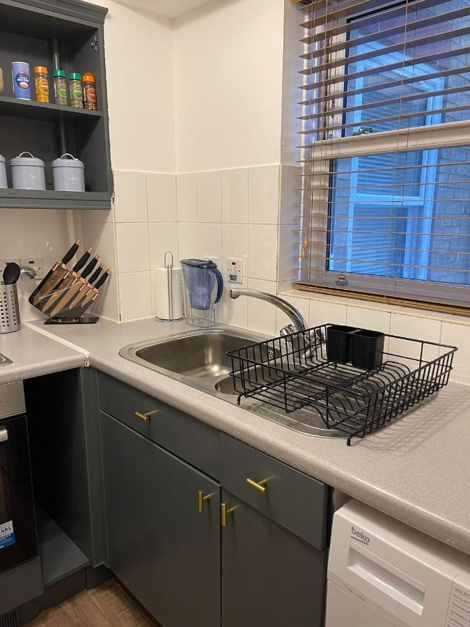 Appartamento Stunning Studio Flat - Free Parking - 3 Min From Sutton Station Esterno foto