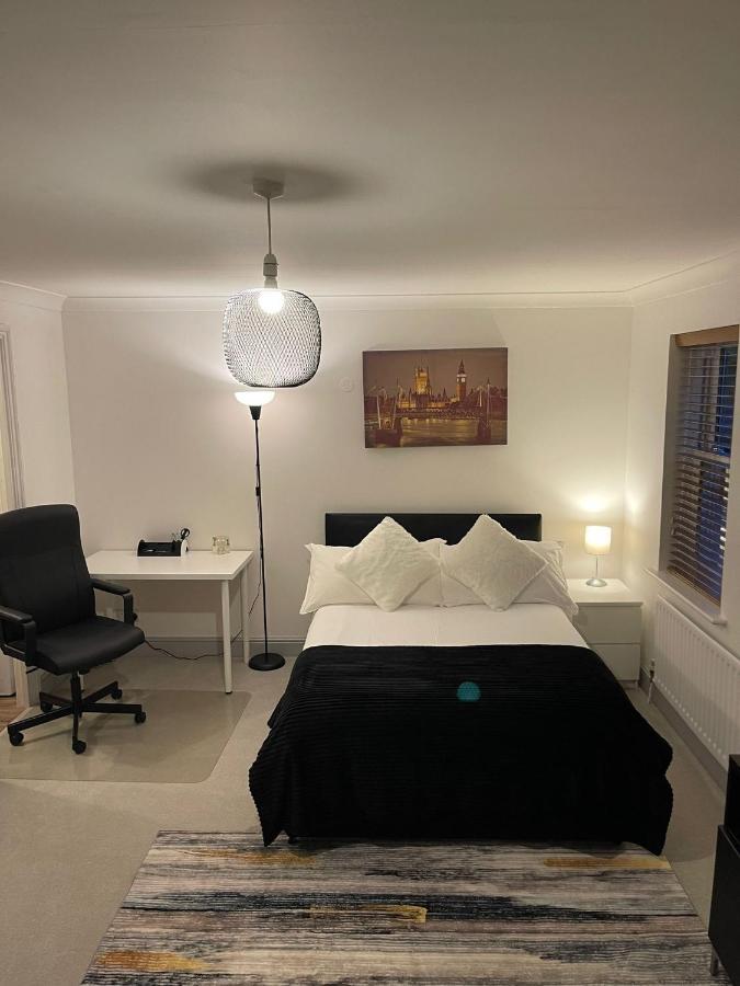 Appartamento Stunning Studio Flat - Free Parking - 3 Min From Sutton Station Esterno foto