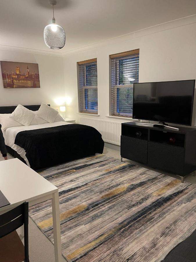 Appartamento Stunning Studio Flat - Free Parking - 3 Min From Sutton Station Esterno foto