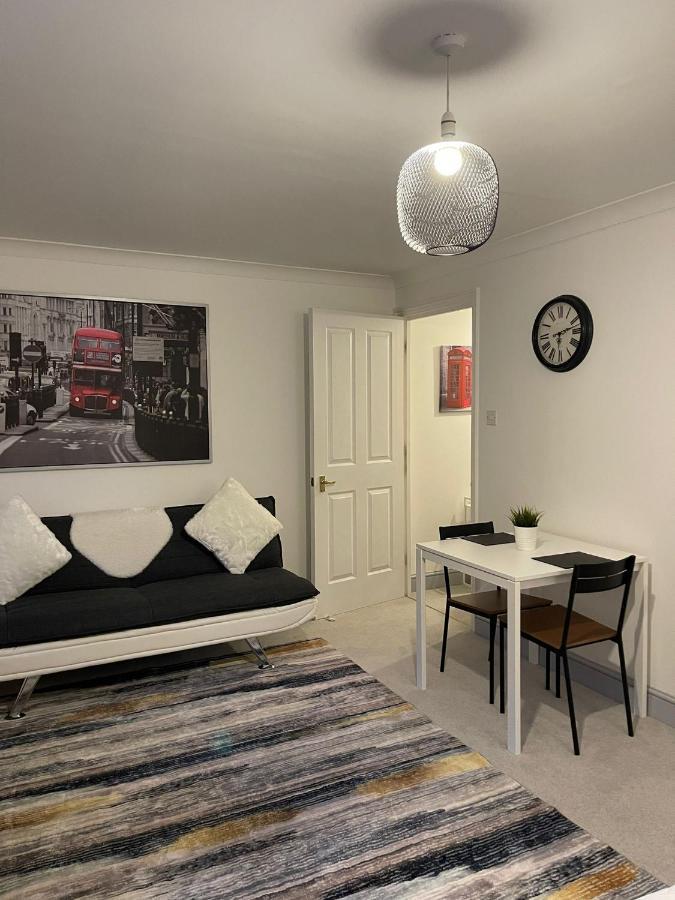 Appartamento Stunning Studio Flat - Free Parking - 3 Min From Sutton Station Esterno foto